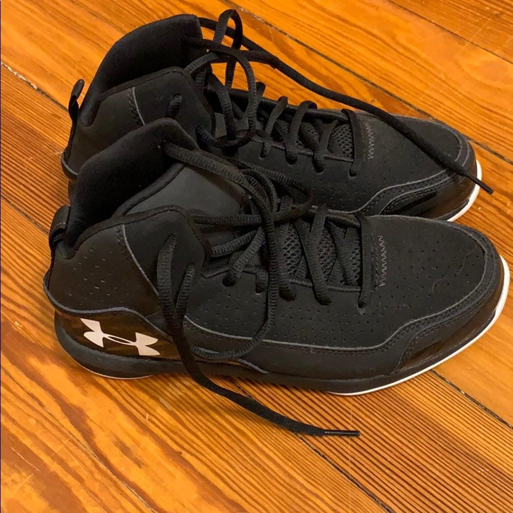 Under Armour 6Y basketball sneakers